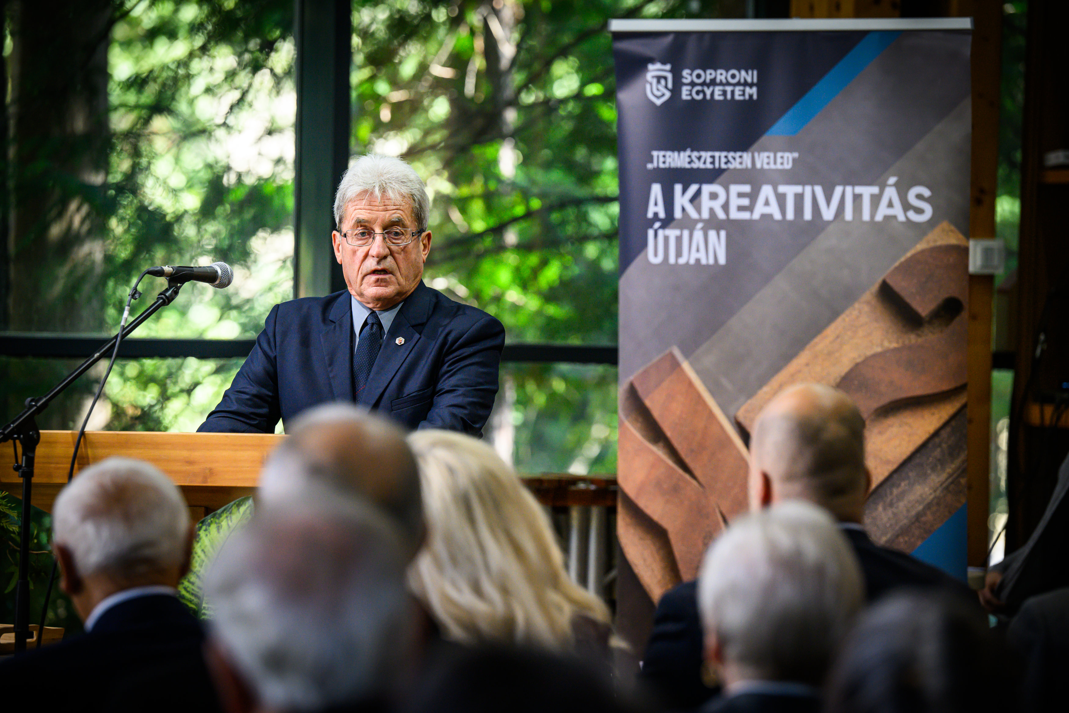 Dely László Géza aranyokleveles faipari mérnök szólt a megjelentekhez 